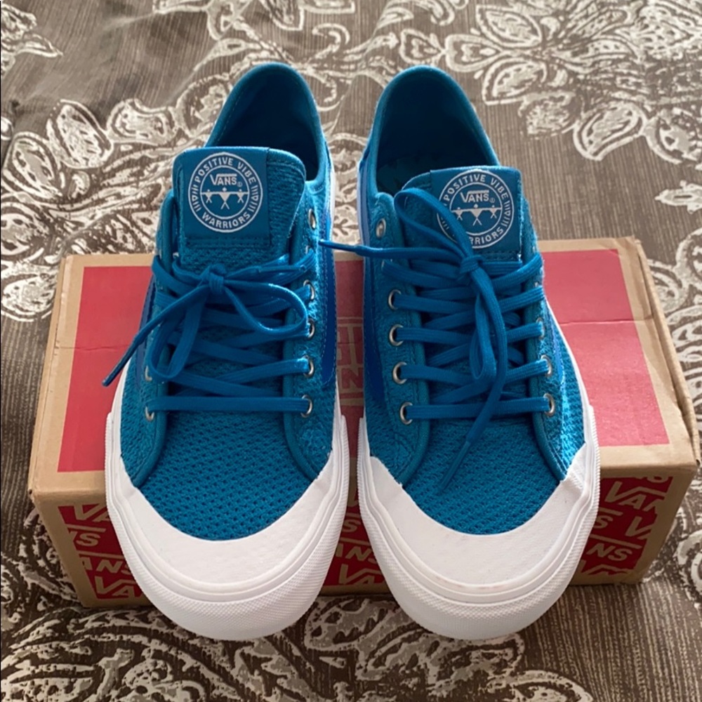 • Vans • - Picture 2 of 8